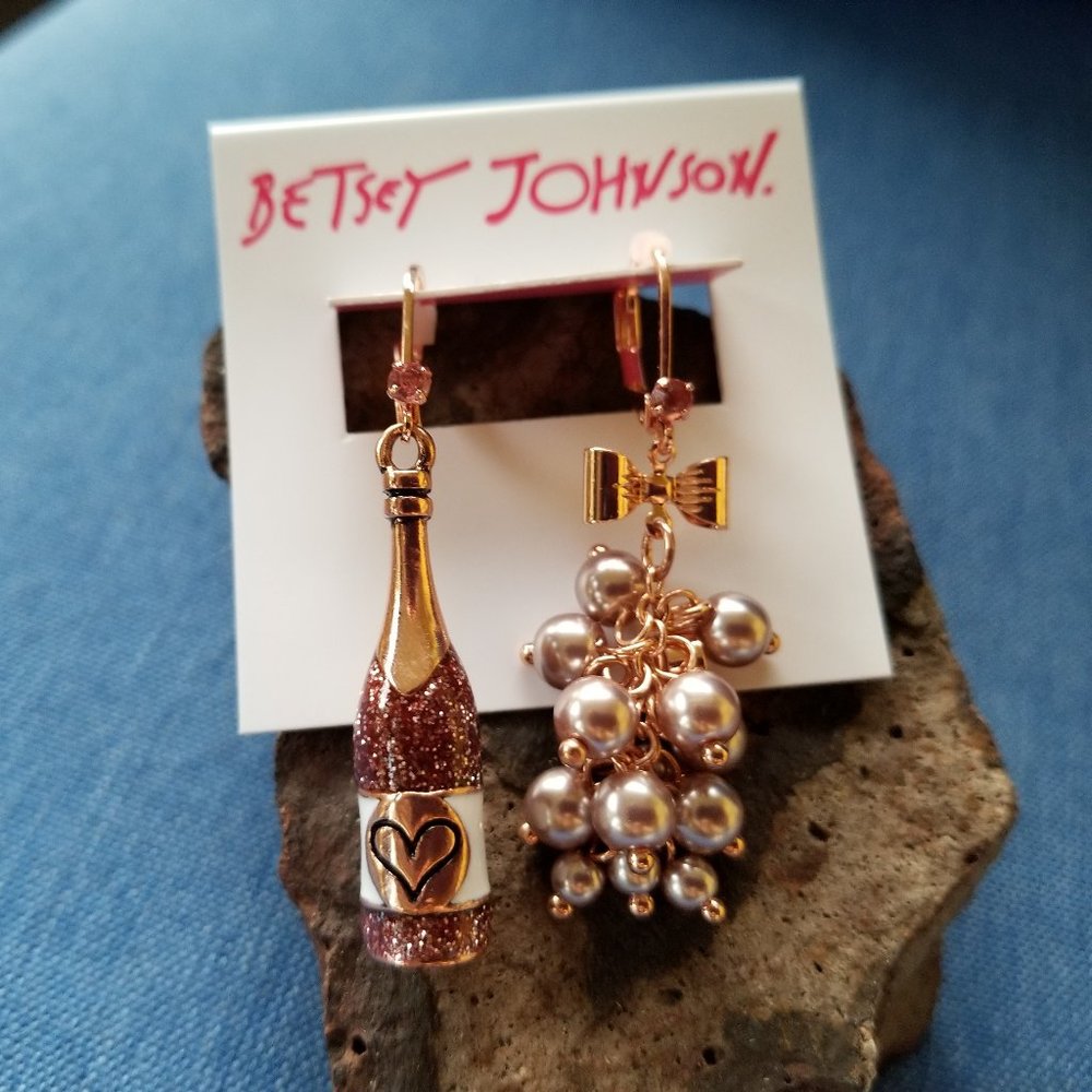 🍾🍇Betsey Wine Bottle & Grapes Mismatched Earrings - NWT🍇🍾